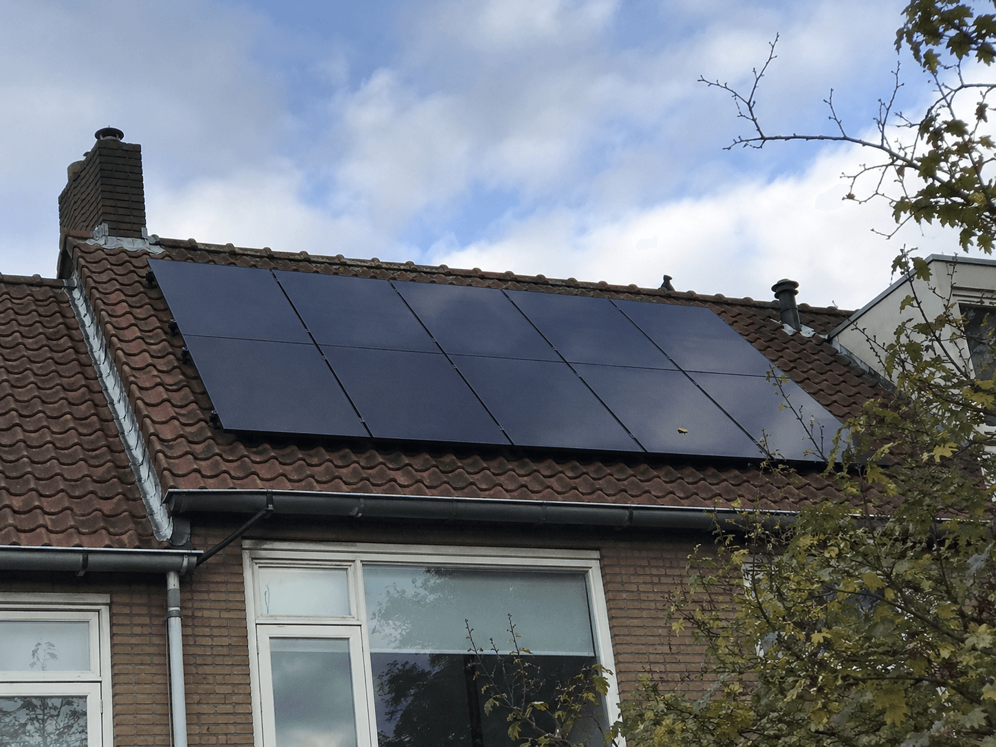 Zonnepanelen op een dak in combinatie met een thuisbatterij